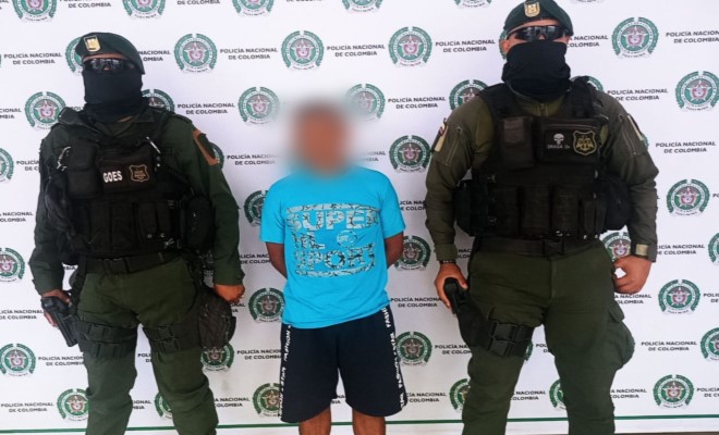 1 persona capturada-policías custodiando