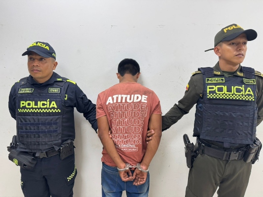 Gracias a la rápida intervención de la Policía Nacional, un individuo fue capturado tras ingresar sin autorización a una residencia y causar daños materiales.