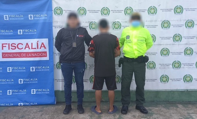 Persona capturada-policías custodiando