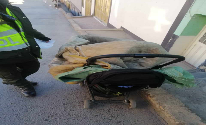 En la parte trasera del coche camuflaba 32 papeletas de estupefacientes. 