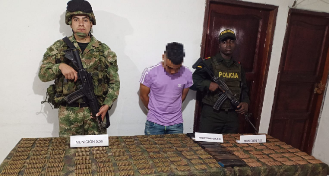 Persona capturada-policías custodiando 	