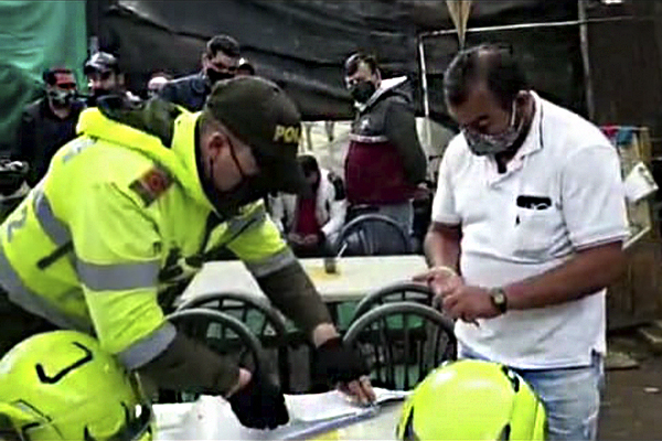 Policía de Cundinamarca, captura a personas que violan medida sanitaria en una gallera.