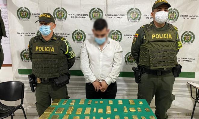 Fue capturado transportando lingotes de oro camuflado en una camioneta