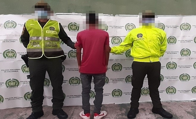 persona capturada-policías custodiando