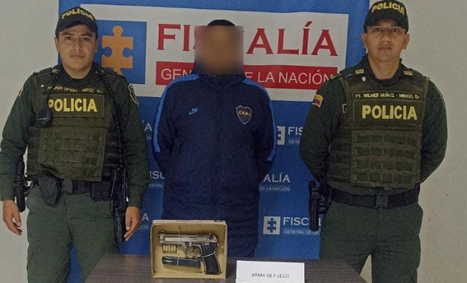 Persona capturada-policías custodiando 