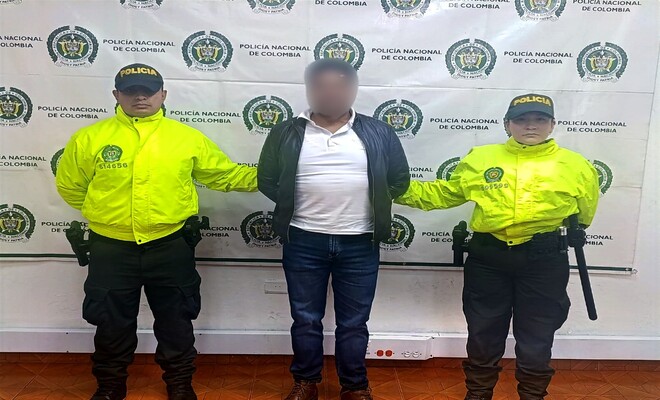 Un Polic&iacute;a y Un Capturado por violencia intrafamiliar