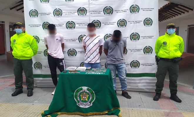 TRES HOMBRES CAPTURADOS EN ALLANAMIENTOS CON MÁS DE 100 DOSIS DE ESTUPEFACIENTES EN SU PODER