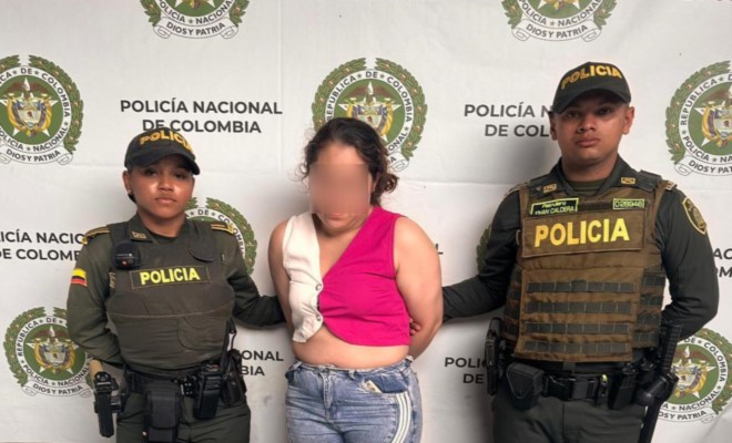 Una ciudadana capturada junto a dos uniformados de vigilancia