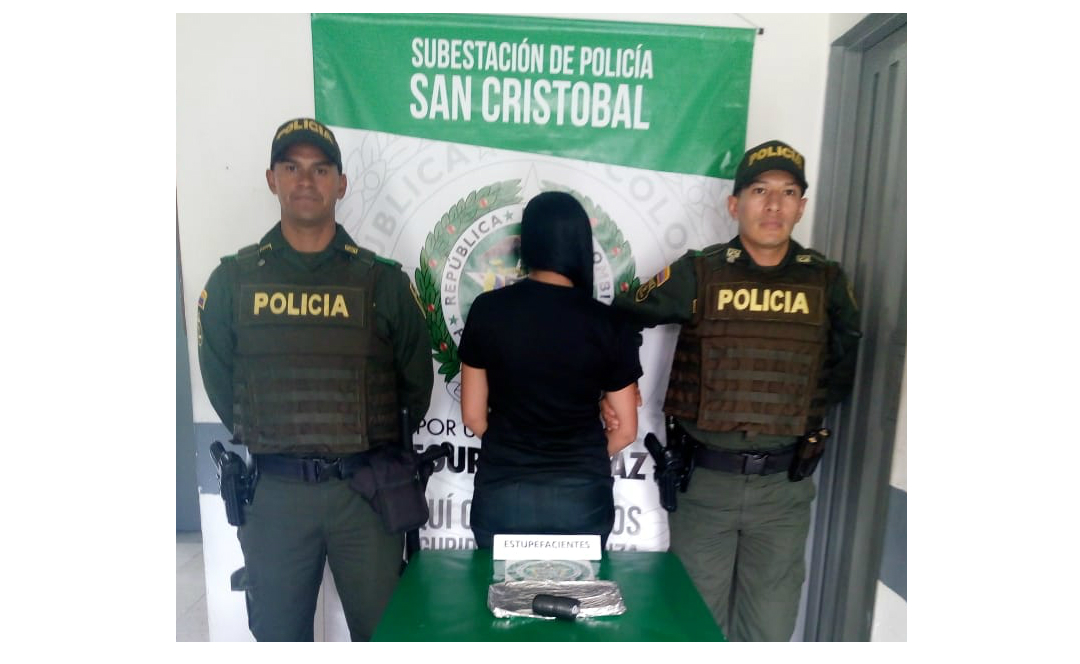 Policías custodian mujer capturada con droga