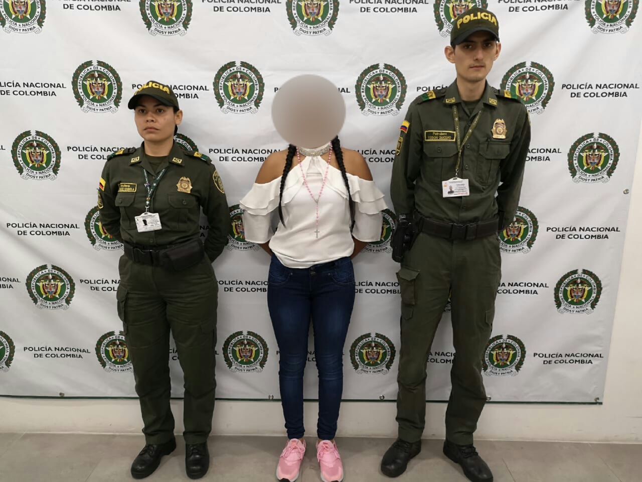 Capturada-modelo-guatemalteca-llevando-sustancias-alcaloides-en-su-organismo