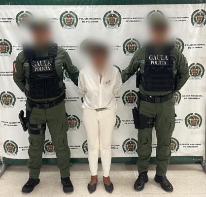 Persona capturada-policías custodiando