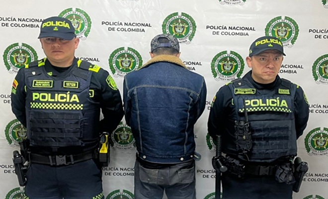 Dos polic&iacute;as con un capturado 