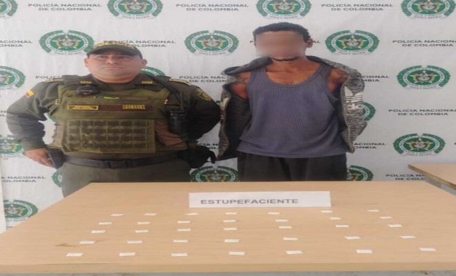 Aprehendido junto con los estupefacientes incautados al lado de un funcionario uniformado
