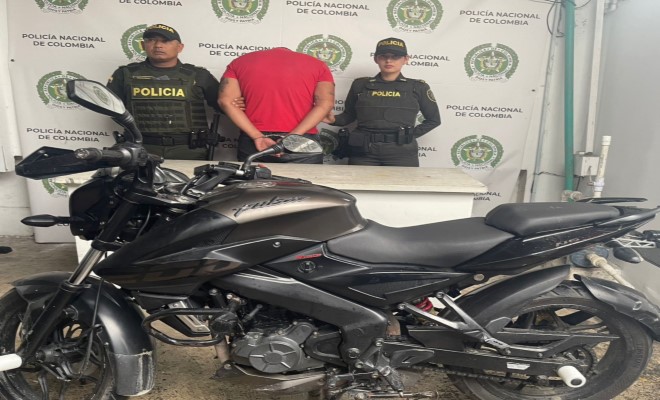 Aprehendido junto con dos funcionarios y la motocicleta recuparada