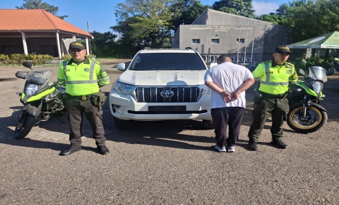 Dos policías y un capturado por receptación y recuperación de vehículo