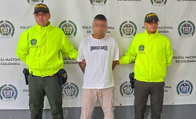 El individuo presenta un historial judicial con múltiples procesos por delitos.