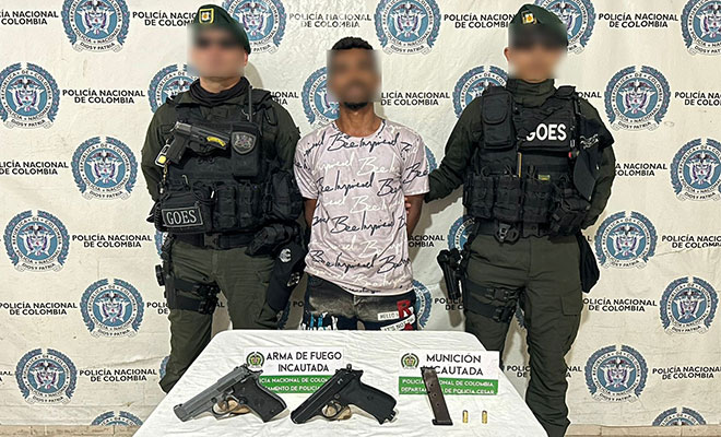 En un bolso transportaba dos armas traumáticas modificadas, con sus respectivos cartuchos