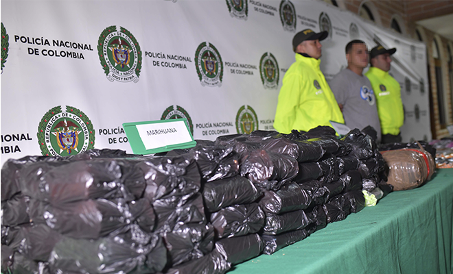 Policías de la Sijin custodian a capturado con sustancias estupefacientes en Medellín