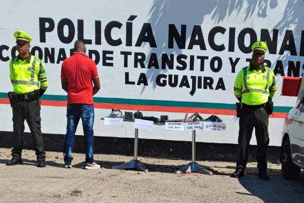 La Policía Nacional capturó a un hombre que transportaba un arsenal y estupefacientes en un vehículo en vías de la Guajira