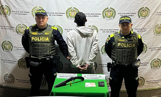 El hombre tenía el arma de fuego cuando fue requerido por los uniformados