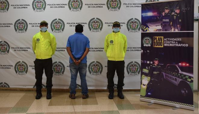 una persona capturada-policías custodiando