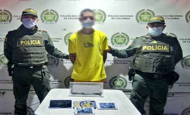 una persona capturada-policías custodiando-elementos recuperados