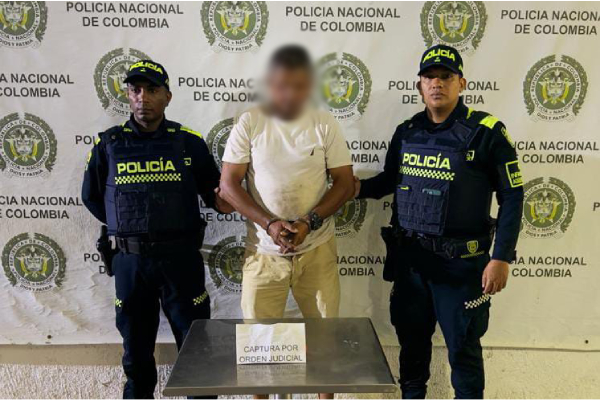 Dos Polic&iacute;as con un Capturado 