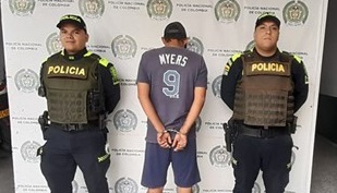 Persona capturada-policías custodiando