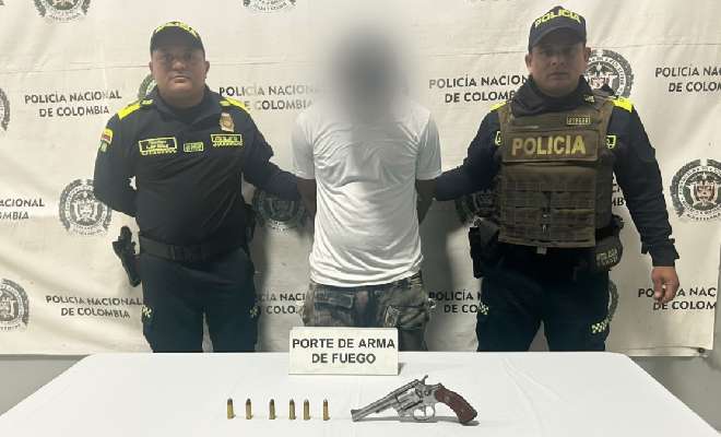 Tras ser requerido, el individuo fue sorprendido portando un arma de fuego de fabricaci&oacute;n industrial.