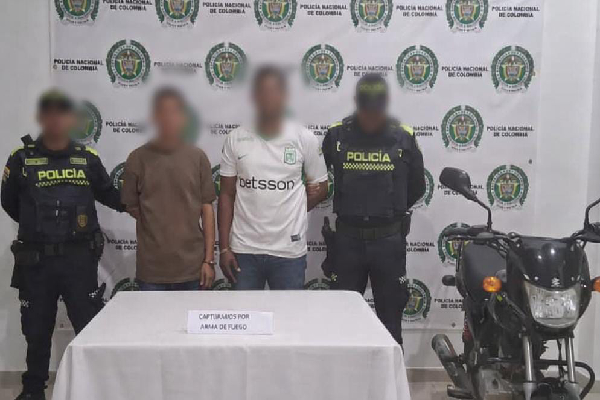 Dos Polic&iacute;as y Dos capturados y elementos incautados