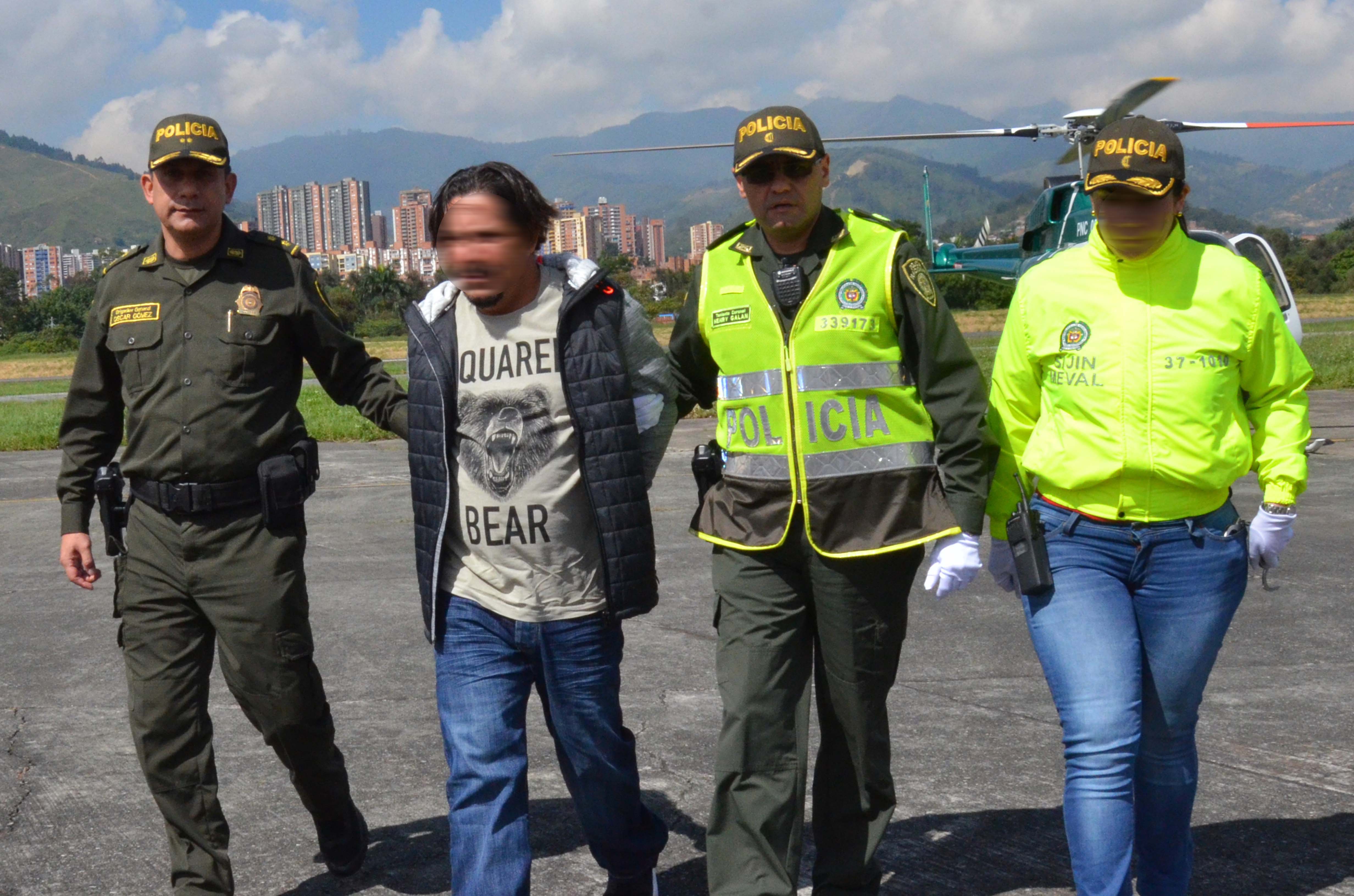Comandante de la Policía Metropolitana y dos Policías más custodian a "tom" cabecilla de la "oficina"