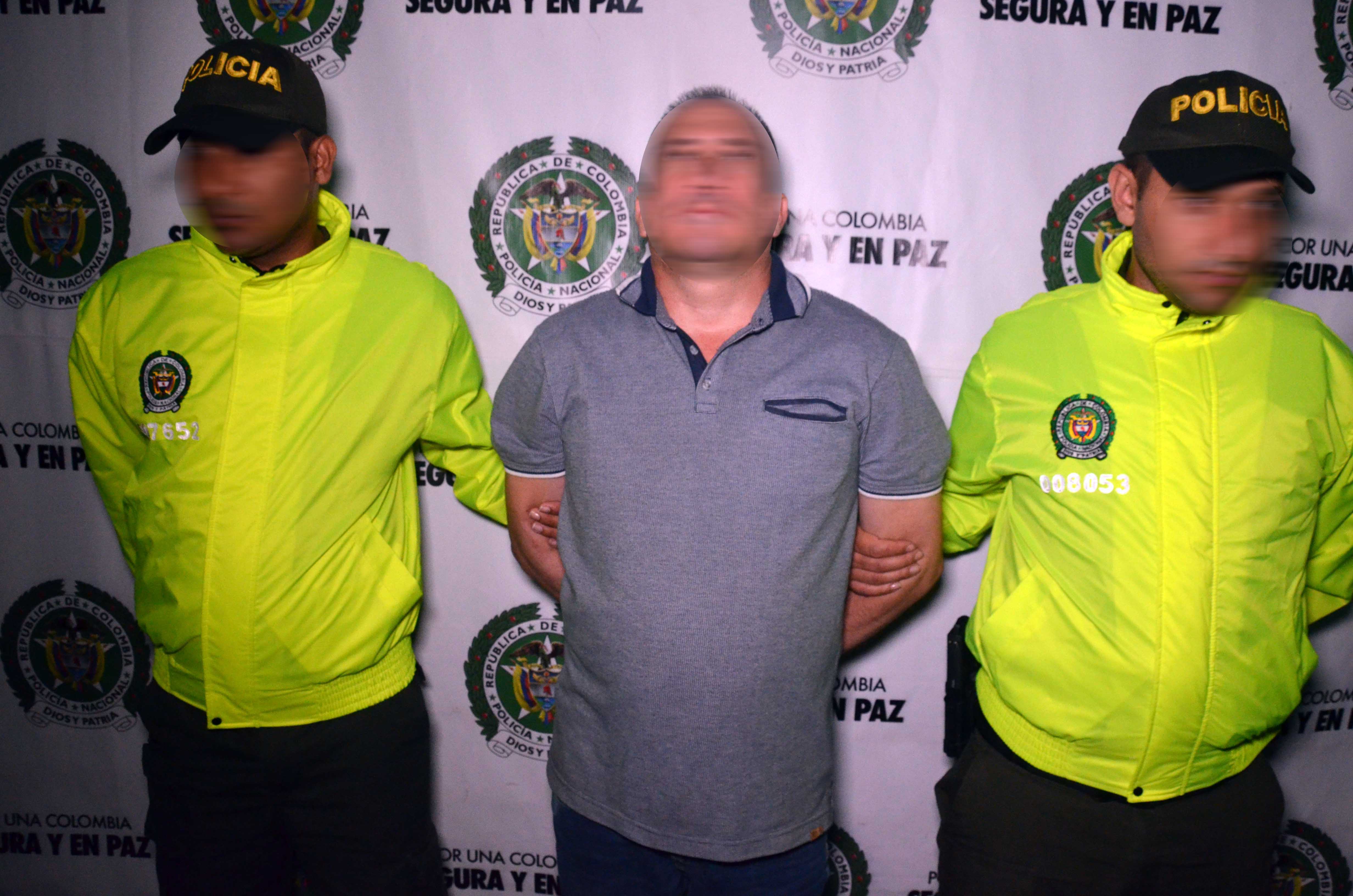 Policía de la Sijin custodian a capturado en Medellín