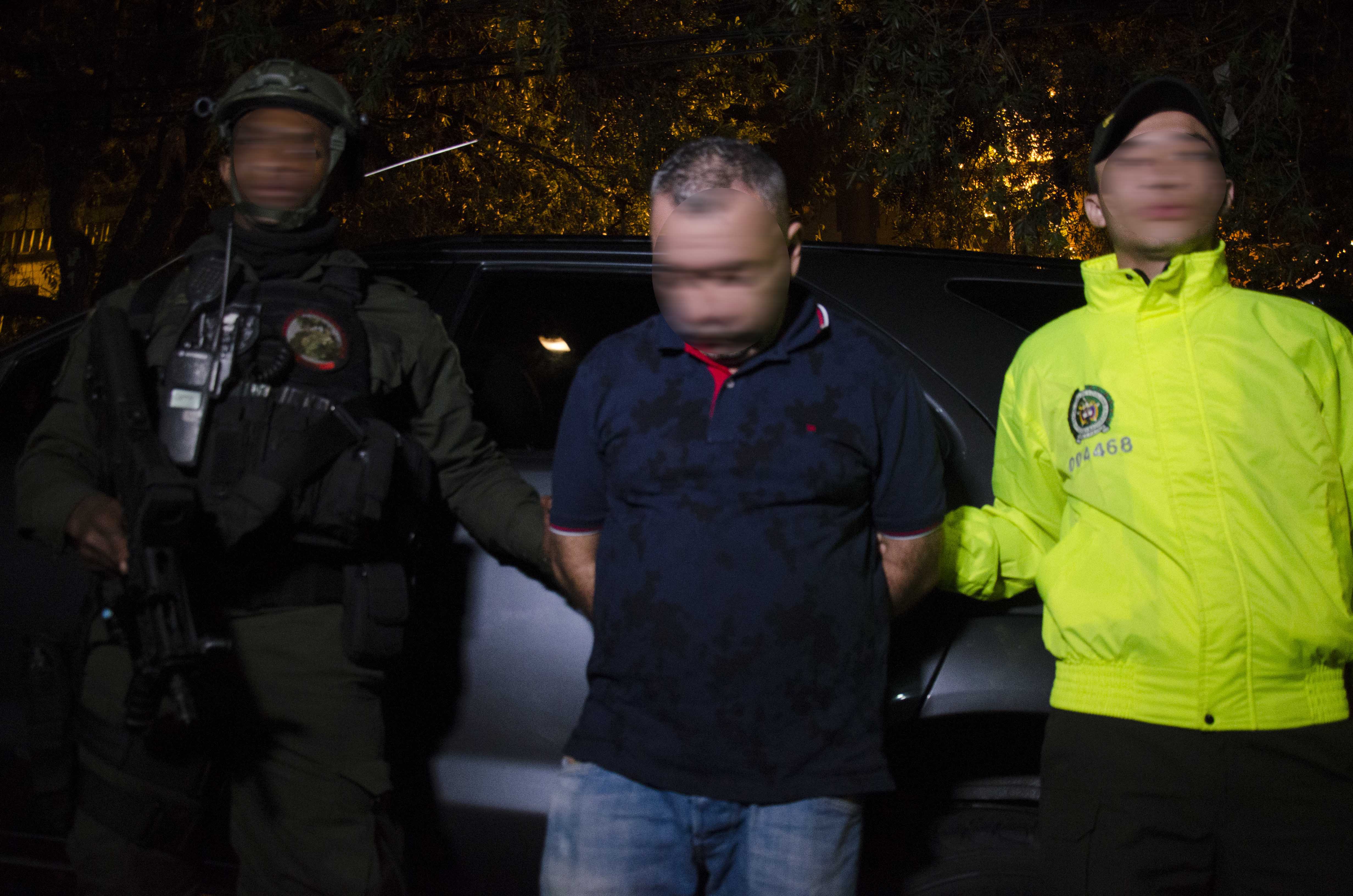 Policías custodian a "vallejo o rolo capturado en Medellín