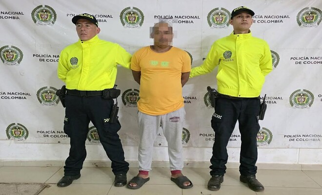 Dos Polic&iacute;as Con Un capturado