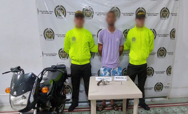 Le hallaron un arma de fuego tipo revólver y munición calibre 38 milímetros.