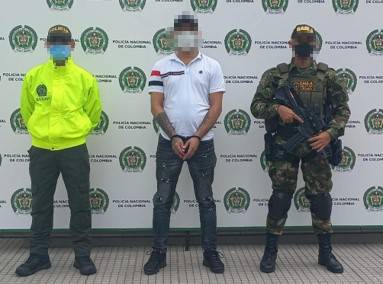 1 persona capturada-policías custodiando