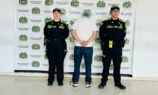 Una persona capturada por dos polic&iacute;as.