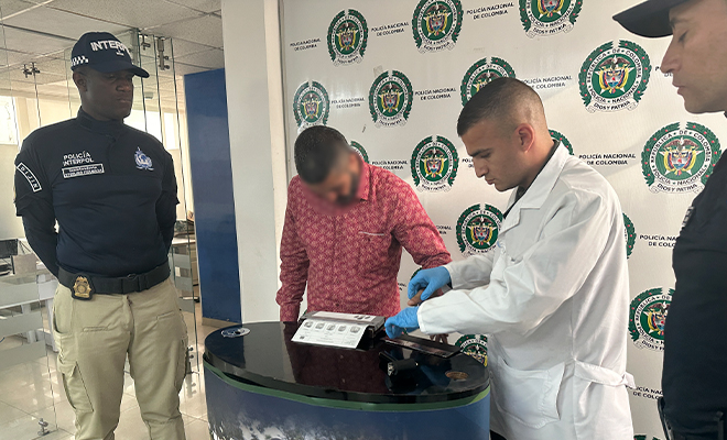 Ciudadano iraní – alemán siendo reseñado por la Policía Nacional.