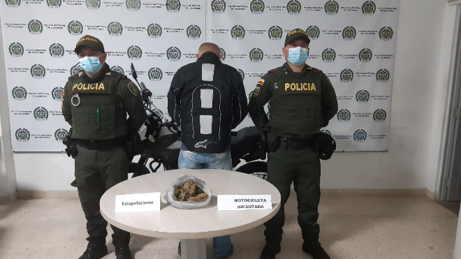 1 persona capturada-policías custodiando-estupefaciente incautado-motocicleta inmovilizada 
