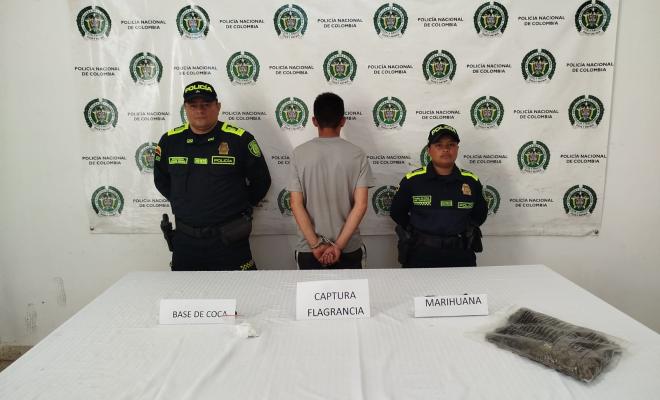  Dos policías y un hombre capturado por porte de marihuana y base de coca.