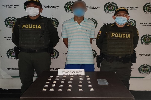persona capturada-policias custodiando-alucinogenos incautados
