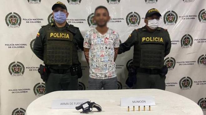 1 persona capturada-policías custodiando-arma de fuego incautada