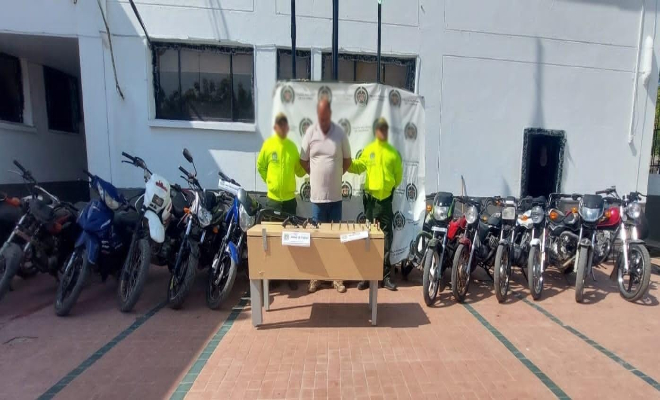 Dos capturas en flagrancia, incautaciones de armas de fuego, prendas militares y 12 motocicletas recuperadas. 