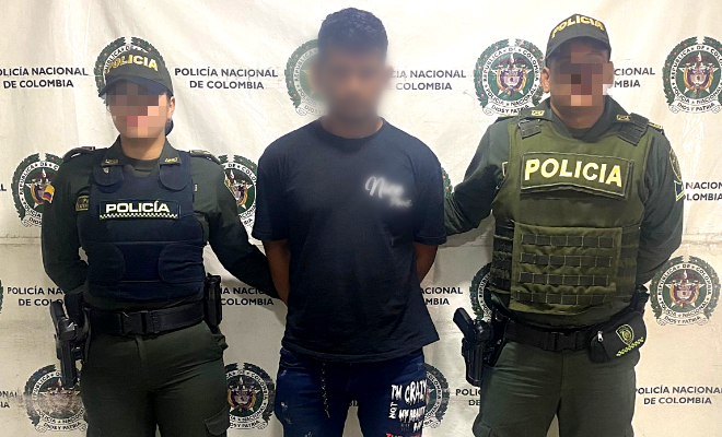 Persona capturada-policías custodiando