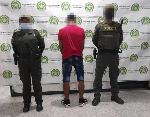 Una persona capturada-policías custodiando