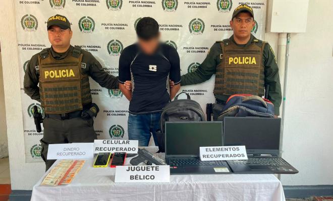 Dos policías, un capturado y bienes recuperados.