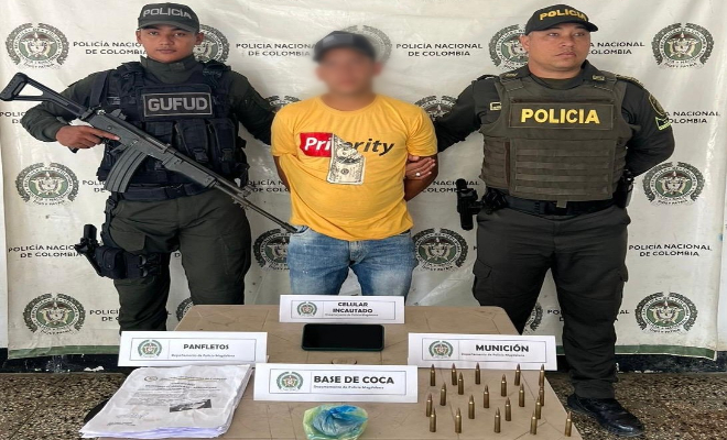 Dos polic&iacute;as y un capturado junto a el material incautado