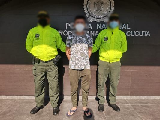 1 persona capturada-policías custodiando