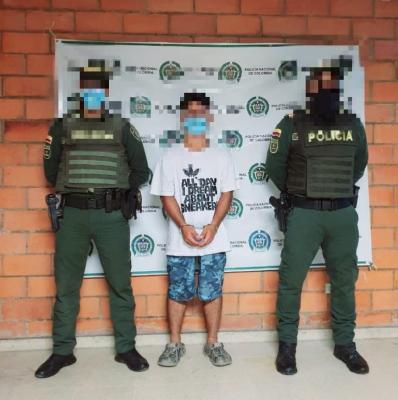 una persona capturada-policías custodiando