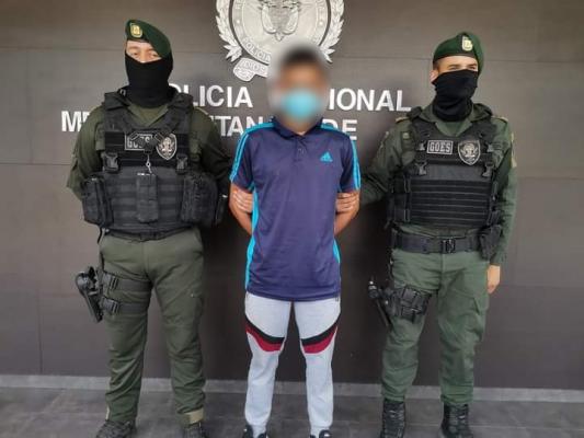 una persona capturada-policías custodiando